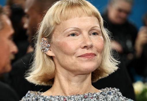 Pamela Anderson brutálisan rövid hajjal érkezett a Met-gálára, és nem is akárki ez a sármos fiatal férfi mellette