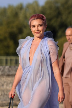 Florence Pugh a párizsi divathéten ismét hadat üzent a testszégyenítőknek "tessék, itt vagyok, gyönyörű vagyok, és nem félek magam megmutatni" típusú ruhájában
