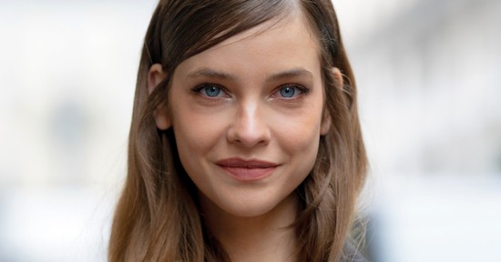 Palvin Barbara szettjétől leesett az állunk, extravagáns darabban bukkant fel a divathéten