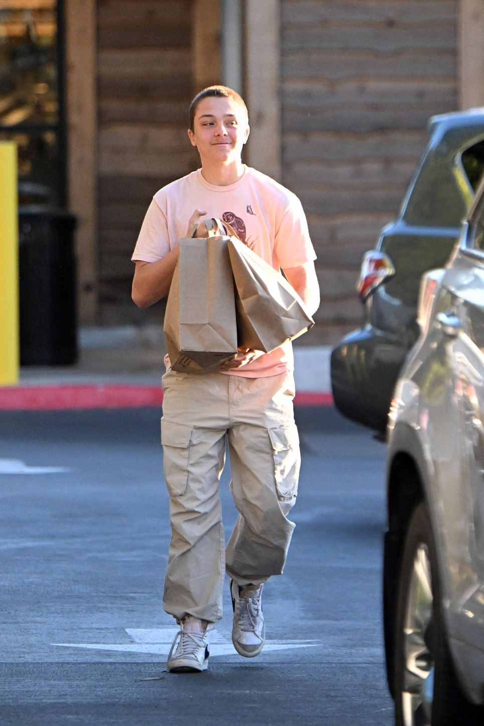 Brad Pitt fia, Knox hasonlóan lazán öltözik, mint édesapja