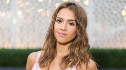 Jessica Alba rózsaszínű ruhája tökéletes