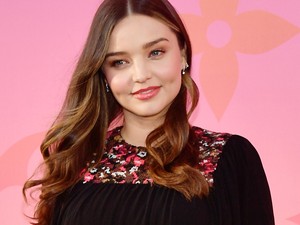 Miranda Kerr pocakja már ilyen nagy! Férje mellett pózolt a vörös szőnyegen