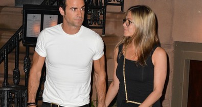 Jennifer Aniston hosszú haja él és virul