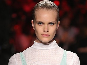 Hárommellű modellek borzolták a kedélyeket a milánói divathéten