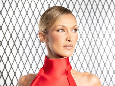 Bella Hadid pucérruhájából árad a meztelenség, alig takarja valami a modell fenekét 