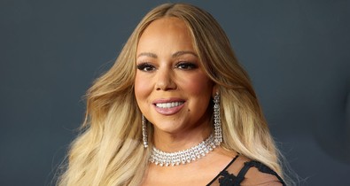 Az 56 éves Mariah Carey pucérruhája nem sokat hagy a képzeletre, azonnal ellopta a show-t a vörös szőnyegen
