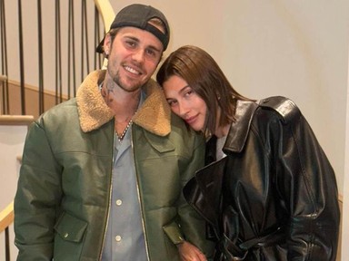 Hailey Bieber brutálisan sötét hajjal jelent meg, és egészen gyönyörű így