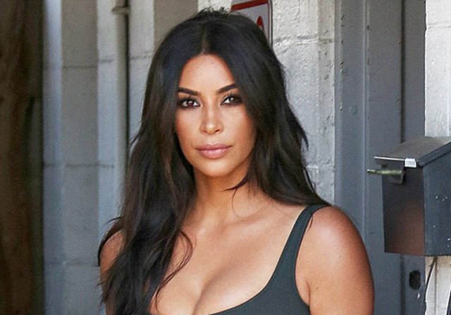 kim karadashian, izzadság, izzad, izzadt, izzad a melle, melle