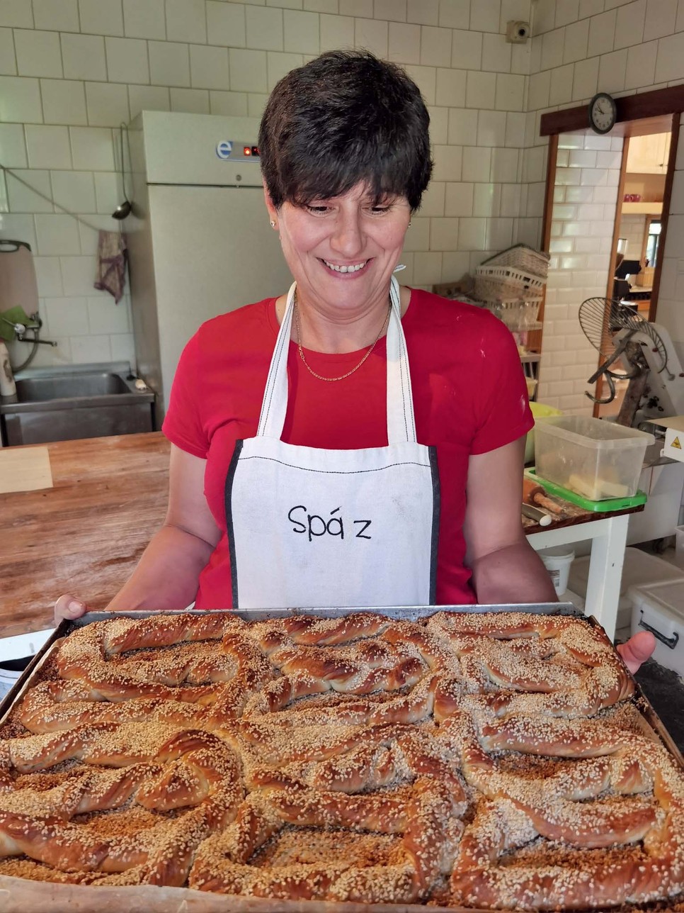 Pallagon bukkantam a Spájzra, ahol állítólag Debrecen legjobb kakaós csigáját kínálják, de a perec, a mandulás croissant és a kenyér is rendben van, mindet kipróbáltam. Pallagot biciklivel is könnyen elérhetjük műúton, visszafelé érdemes a Nagy-erdőn keresztül a bringás ösvényen jönni, egészen felemelő élmény!