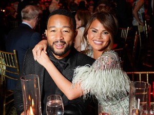 Titokban megszületett John Legend és Chrissy Teigen 4. gyermeke, nem sokkal a 3. után