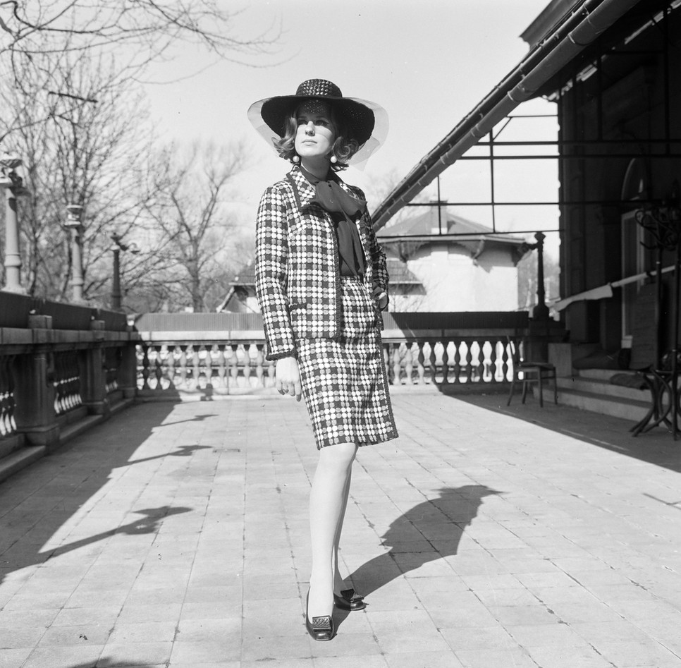 Kalap, harisnya, tökéletes frizura - egy divatos budapesti nő 1968-ból