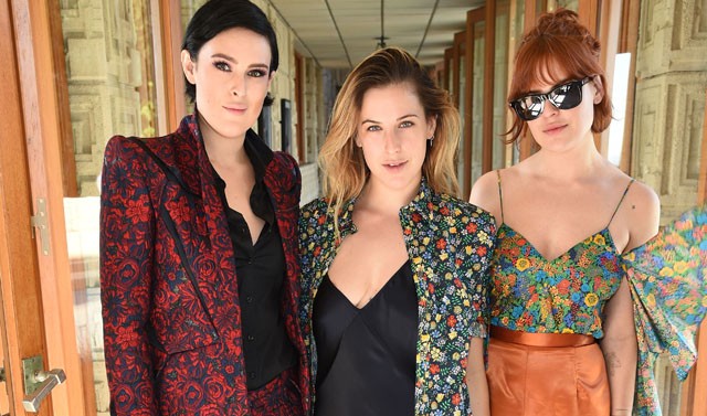 Bruce Willis és Demi Moore lányai közösen pucérkodnak egy fürdőkádban!