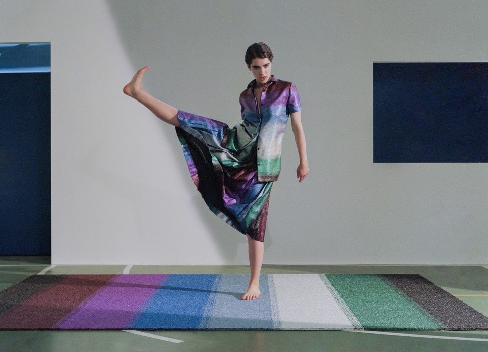 A Fendinél megszokott extravagáns színkombinációk köszönnek vissza a cc-tapis szőnyegein