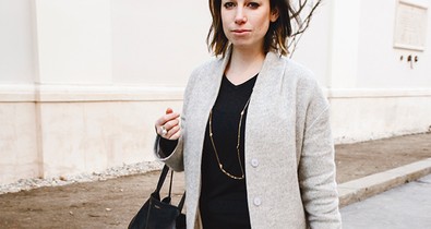 Saját tervezésű kabátban a divattervező