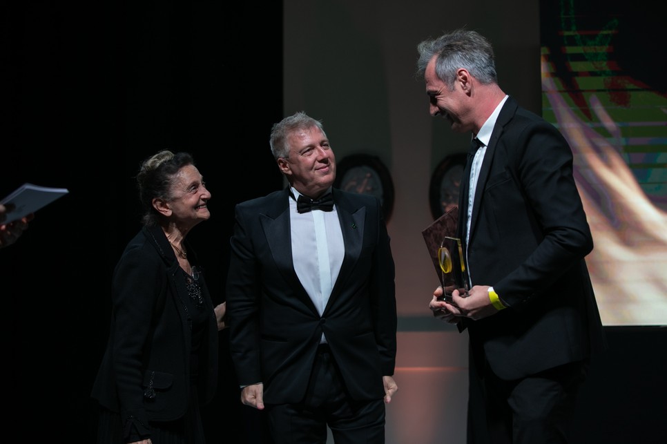 Pindroch Csaba színész átveszi a díját Demján Lídiától és Krisán Lászlótól, a KAVOSZ elnökétől