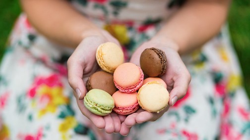Gerbeaud macaron gluténmentesen: rózsa, narancsvirág, alma és zsálya ízekben