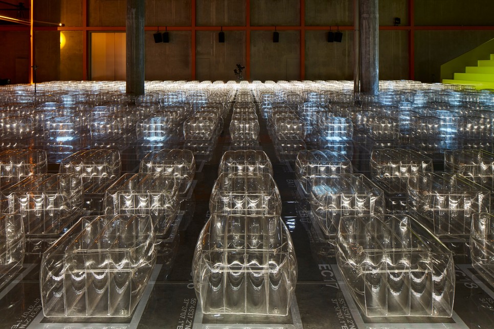 A Prada zseniális tervezői által megálmodott felfújható ülőkék