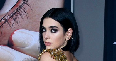 Dua Lipa aranyba borult, nagyon extrém volt a vörös szőnyegen