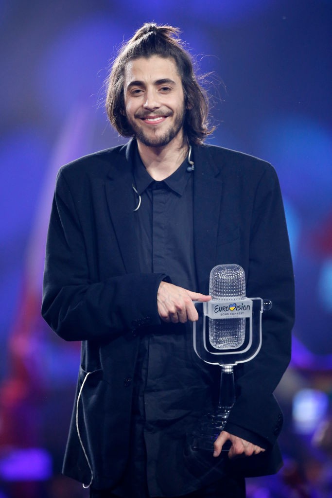 2017 - A portugál Salvador Sobral Amar pelos dois (Szerelem kettőnek) című dalával azonnal belopta magát a közönség szívébe. A megható slágert nővérével közösen írta. 