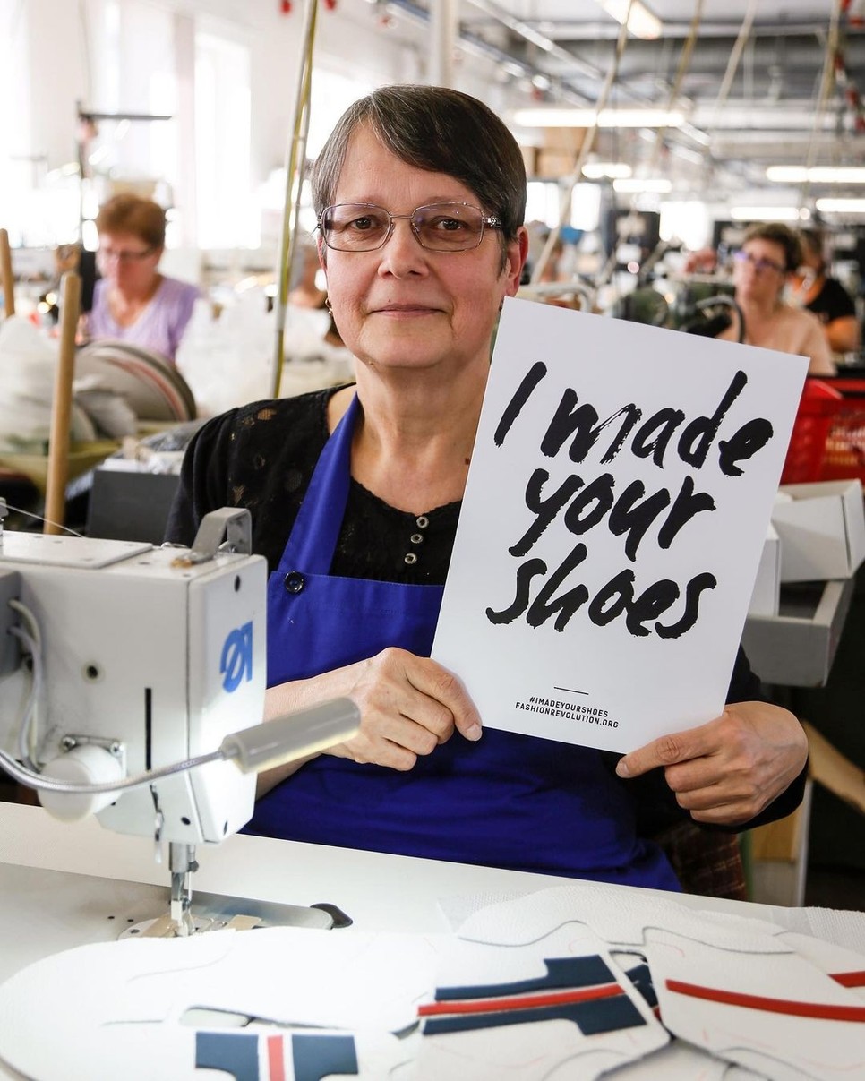 A Tisza cipő gyár is csatlakozott a Fashion Revolution kampányához, ami megmutatja, kik készítik a ruhákat, kiegészítőket