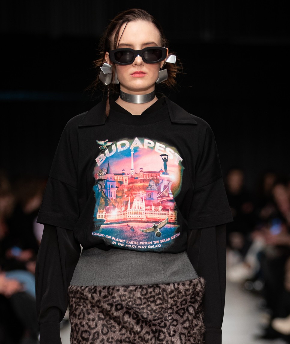 A TheFour Budapest feliratú pólóját viselni világnézet