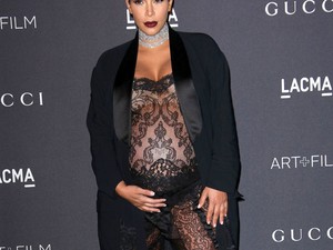 Kim Kardashian West a vörös szőnyegen mutogatja óriási hasát