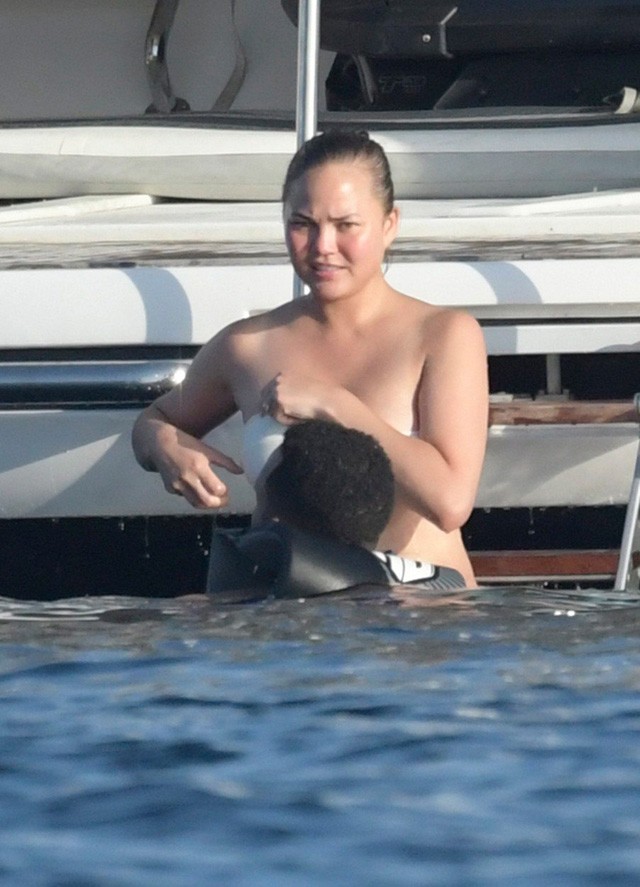 Chrissy Teigen és John Legend strandolással ütik el az időt Szardínián