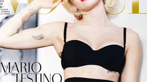 Miley Cyrus megint pucérkodik - szőkén szexibb