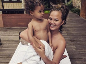 Chrissy Teigen olyan cuki videót osztott meg kisfiáról, hogy százszor meg fogod nézni