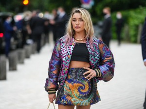 Florence Pugh büszkén megvédte a mellbimbóit