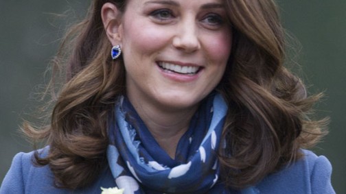 Kate Middleton pocakján és újabb zseniális outfitjén a világ szeme!