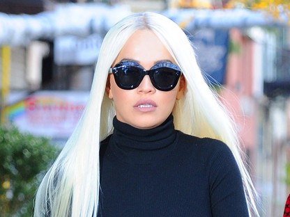 A mutogatós néni újra az utcán: és villan is a cici