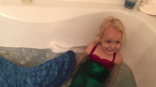 Sosem találnád ki, hogy vidította fel a szomorú kislányt a bébiszittere