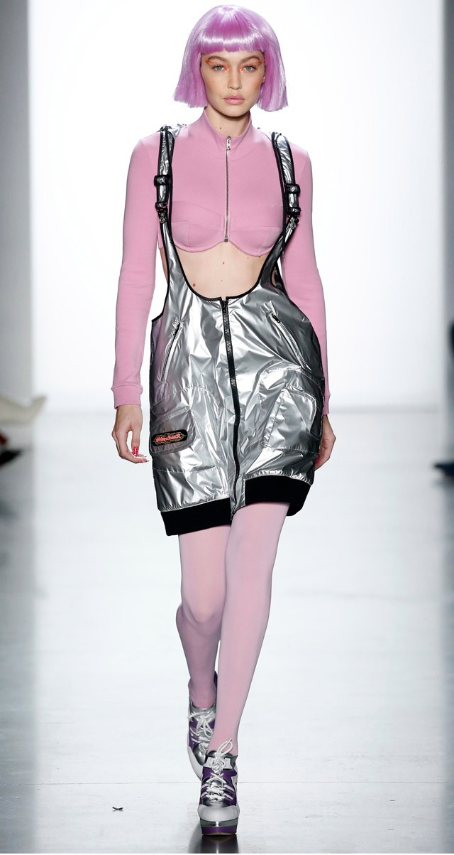 Gigi a fémhatásnak köszönhetően igazi modern asztronautának tűnt!