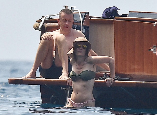 Gillian Anderon bikiniben