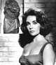 1956-ban mutatták be a Giant című filmet, amelyben Elizabeth Taylor a szenvedélyes és erős akaratú Leslie-t alakította. A több generáción átívelő történetben Taylor alakítása finom, emberi és mélyen hiteles maradt.