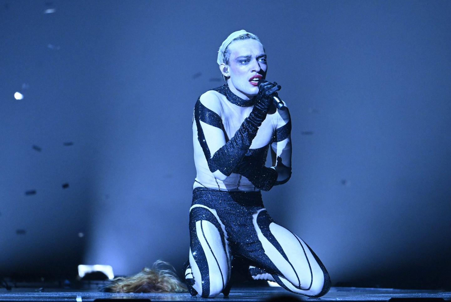 A tavalyi győztes, Nemo, amint az eredményhirdetés előtt visszatért egy extra produkcióval az Eurovízió színpadára. Előadása egyszerre volt őszinte, felkavaró és művészi.