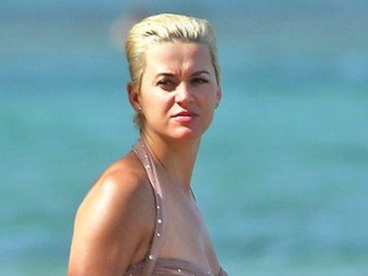 Honnan szerzi Katy Perry ezeket a nagymamás fürdőruhákat?