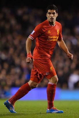 Luis Suárez az uruguayi csapat és a Liverpool tagjaként a szezon egyik legeredményesebb támadója volt. A 27 éves focista ebben az évben csupán 31 gólt szerzett a Liverpoolnak, amellyel meg is nyerte az európai aranycipőt. Felesége gyerekkori szerelme, Sofia Balbi, akivel 15 éves korában ismerkedett meg.