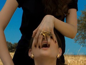 Hánytatással népszerűsít a luxusmárka?