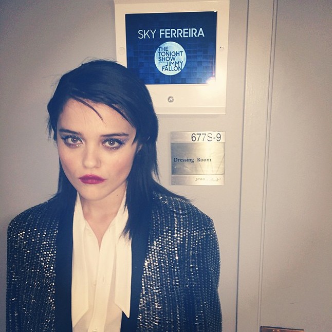 Énekes, modell, Saint Laurent-múzsa. Sky Ferreira Insta-profilja minden tini lány álma: Miley Cyrus, grunge imádat, nosztalgia, ikonikus moziklipek és cuki állatok. Mi más kell még? @skyferreira