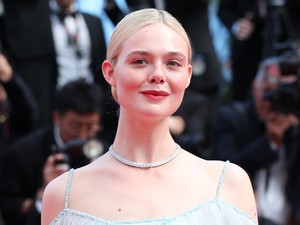 Elle Fanning mélyen kivágott pucérruhában uralja a vörös szőnyeget, csak úgy árad belőle a meztelenség