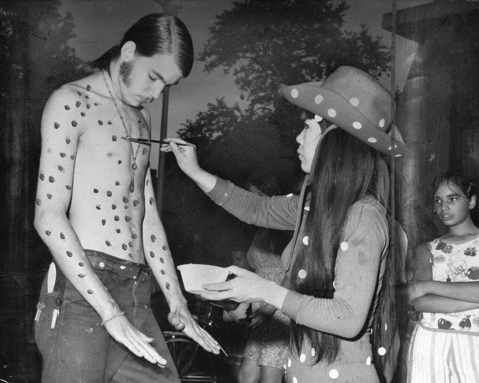 Yayoi Kusama Kent Feathergill testét festi New York-i performanszán