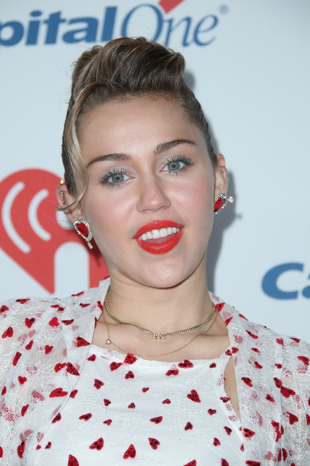 Ha valaki érti Miley Cyrus ruháját, légyszi magyarázza el nekünk is