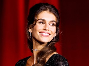 Cindy Crawford lányának halloweeni jelmezétől nem lesz szexibb: Kaia a világ legapróbb sortjában mutatta meg lábait