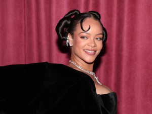 Rihanna csodaszép, fehérneműs fotókkal ünnepel - és van mit