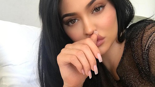 Kylie Jenner takargatja pocakját az emberek pedig széttrollkodták érte!