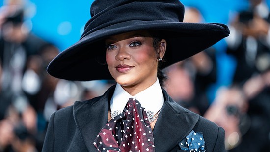 Rihanna vattacukornak öltözött: extrém szettben keltett feltűnést a várandós énekesnő