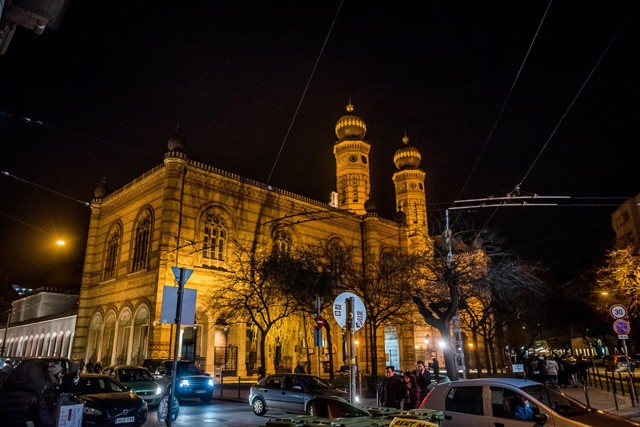 A kanapéjukból járják be a fővárost a helyiek és a turisták