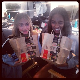 Cara és Jourdan Dunn csak nem McDonald`sos kaját esznek?